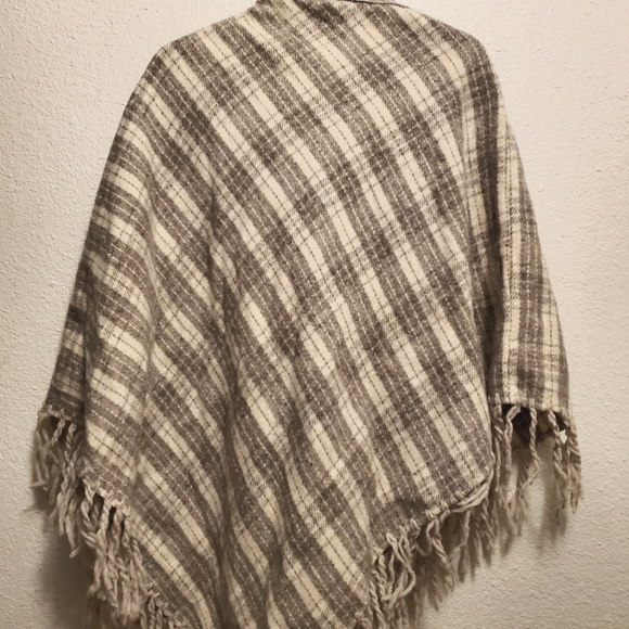 Frank's Cream & Gray Jacquard Poncho Shawl - Picture 5 of 6